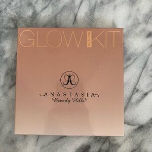 Anastasia Beverly Hills glow kit in That glow